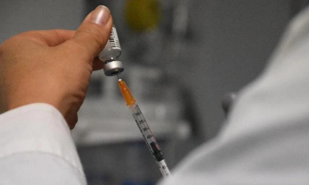 AstraZeneca: Ποια θα είναι η διαδικασία για την αλλαγή της 2ης δόσης του εμβολίου